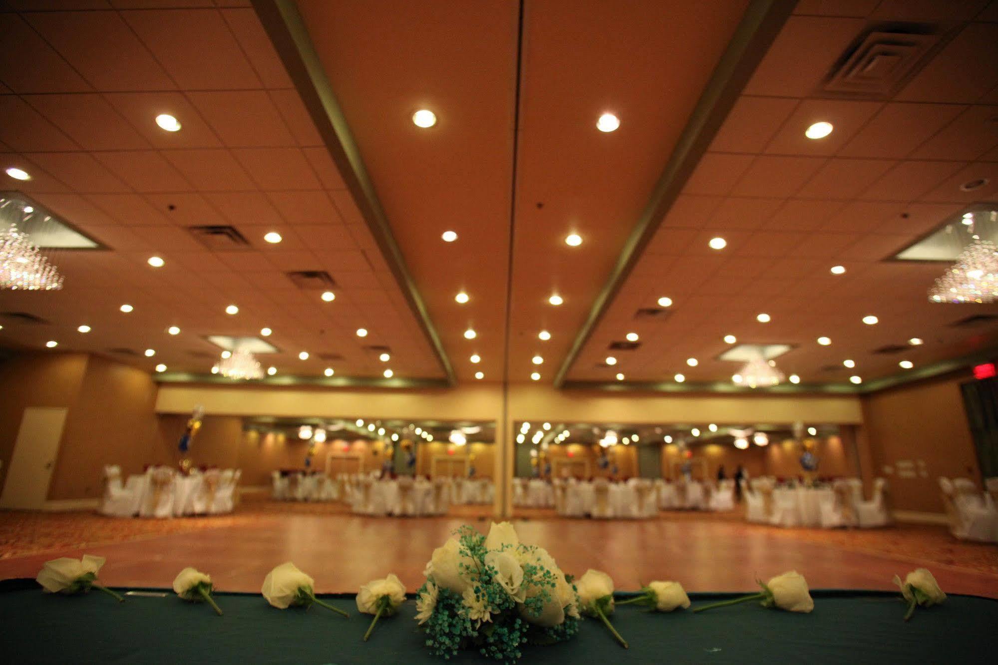 E Hotel Banquet & Conference Center Edison Restaurante foto